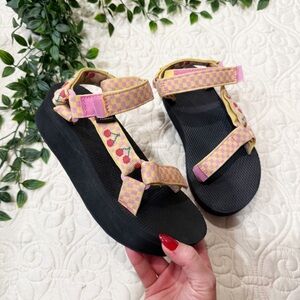 Teva Flatform Universal Sandal in Picnic Cherries Rosebloom Sz 6